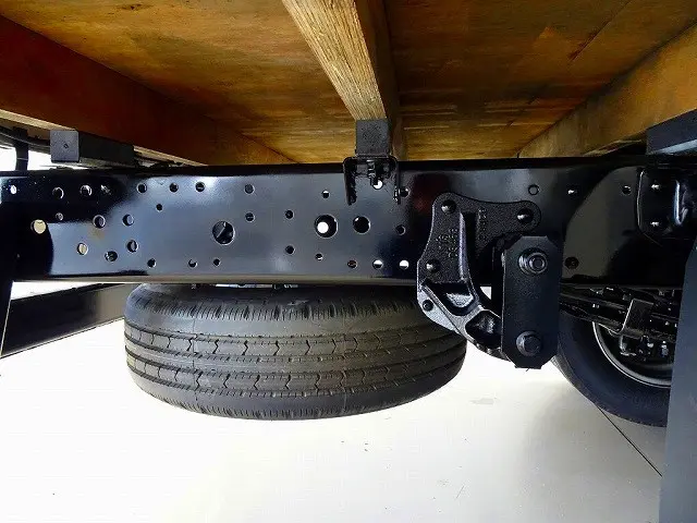 左シャシ中央工具箱 シャーシは 錆止め/マフラー塗装 仕上げに力を入れています。|いすゞ エルフ 2RG-NPS88AR(4WD)の写真43