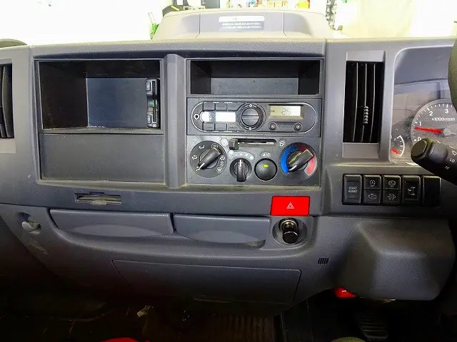 いすゞ エルフ 2RG-NJR88A(2WD)の写真10