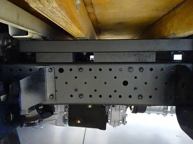 シャーシは 錆止め/マフラー塗装 仕上げに力を入れています。|いすゞ エルフ TRG-NLR85AN(2WD)の写真34