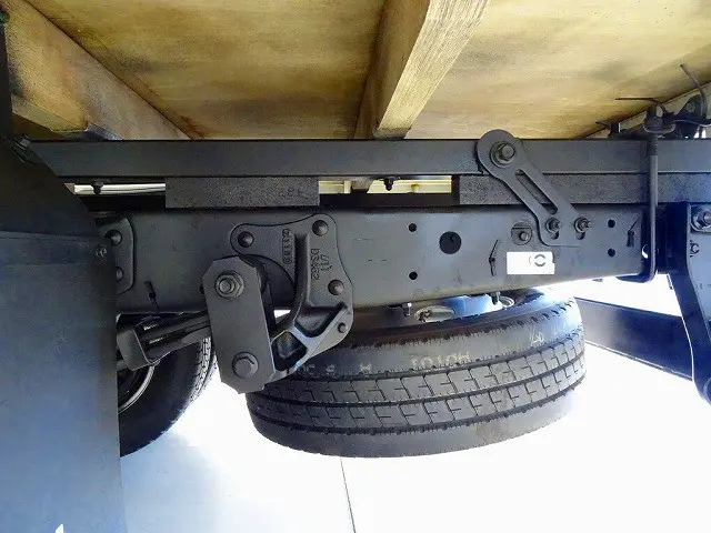 シャーシは 錆止め/マフラー塗装 仕上げに力を入れています。|いすゞ エルフ TRG-NLR85AN(2WD)の写真36