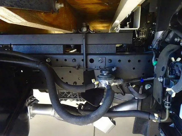 シャーシは 錆止め/マフラー塗装 仕上げに力を入れています。|いすゞ エルフ TRG-NLR85AN(2WD)の写真39