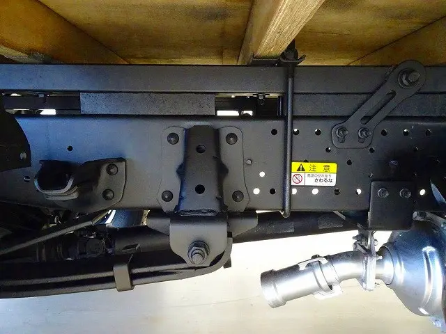シャーシは 錆止め/マフラー塗装 仕上げに力を入れています。|いすゞ エルフ TRG-NLR85AN(2WD)の写真41