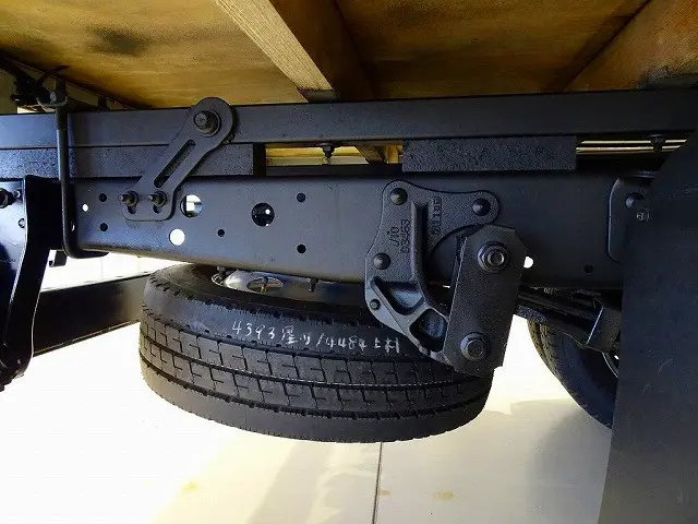 シャーシは 錆止め/マフラー塗装 仕上げに力を入れています。|いすゞ エルフ TRG-NLR85AN(2WD)の写真42