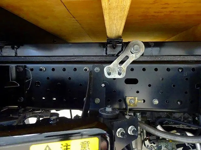 燃料タンク50L　シャーシは 錆止め/マフラー塗装 仕上げに力を入れています。|日産 アトラス 2RG-AHS88A(4WD)の写真42