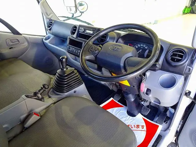 AC　PS　PW　SRS　ABS　集中ドアロック　Bluetooth　ルームミラー式バックモニター　ターボ　排気ブレーキ　車線逸脱警報装置　衝突被害軽減ブレーキ　フロア5MT|トヨタ ダイナ 2KG-XZU675(4WD)の写真5