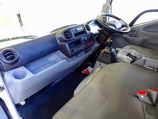 AC　PS　PW　SRS　ABS　集中ドアロック　Bluetooth　ルームミラー式バックモニター　ターボ　排気ブレーキ　車線逸脱警報装置　衝突被害軽減ブレーキ　フロア5MT|トヨタ ダイナ 2KG-XZU675(4WD)の写真7