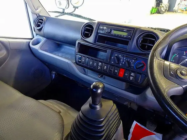 AC　PS　PW　SRS　ABS　集中ドアロック　Bluetooth　ルームミラー式バックモニター　ターボ　排気ブレーキ　車線逸脱警報装置　衝突被害軽減ブレーキ　フロア5MT|トヨタ ダイナ 2KG-XZU675(4WD)の写真9