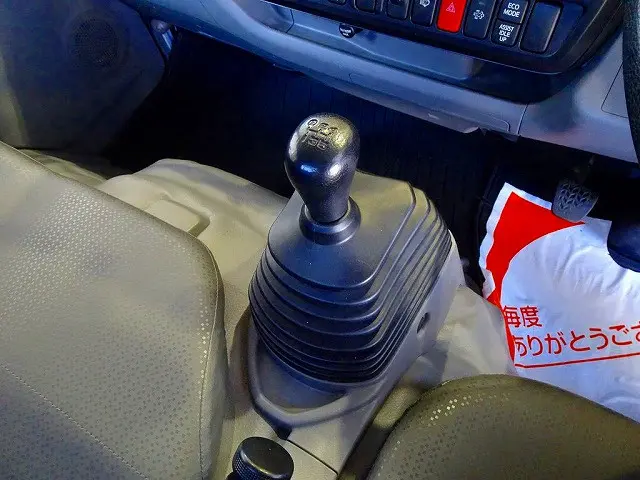 フロア5MT|トヨタ ダイナ 2KG-XZU675(4WD)の写真15