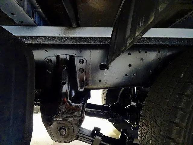 シャーシは 錆止め/マフラー塗装 仕上げに力を入れています。|トヨタ ダイナ 2KG-XZU675(4WD)の写真37