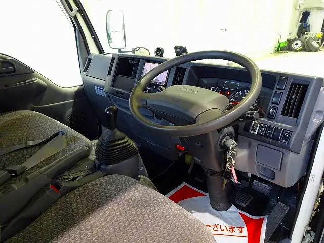 AC PS PW SRS ABS キーレス 左電格ミラー 社外メモリーナビ/Bluetooth(NR-MZ005) ETC バックモニター ターボ 坂道発進補助装置 アイドリングストップ モービルアイ|いすゞ エルフ TRG-NHS85A(4WD)の写真5