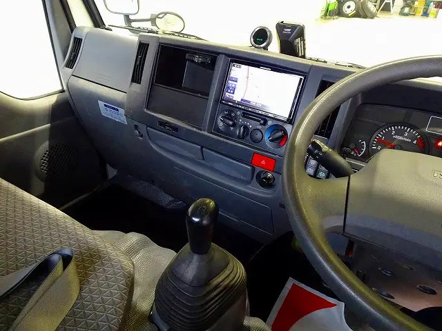 AC PS PW SRS ABS キーレス 左電格ミラー 社外メモリーナビ/Bluetooth(NR-MZ005) ETC バックモニター ターボ 坂道発進補助装置 アイドリングストップ モービルアイ|いすゞ エルフ TRG-NHS85A(4WD)の写真9