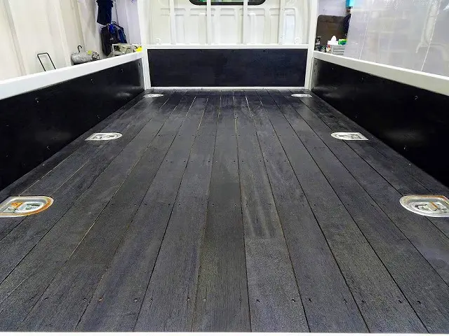 荷台内寸:310×162×36 三方開 床板二重張り 床埋め込みフック3対 リアアオリチェーン2個 鳥居左右LED作業灯2個|いすゞ エルフ TRG-NHS85A(4WD)の写真22