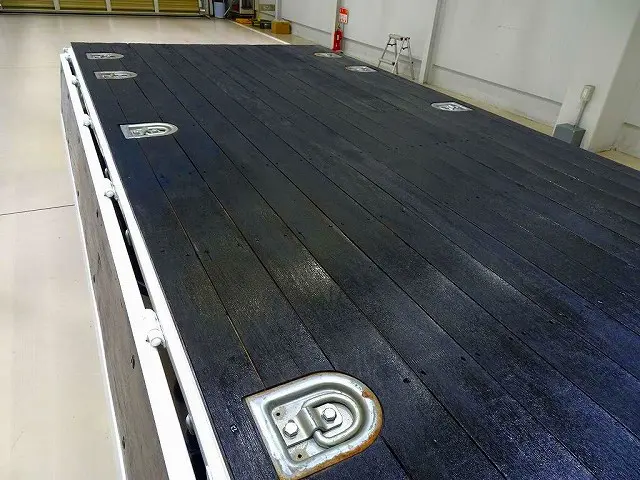 荷台内寸:310×162×36 三方開 床板二重張り 床埋め込みフック3対 リアアオリチェーン2個 鳥居左右LED作業灯2個|いすゞ エルフ TRG-NHS85A(4WD)の写真28