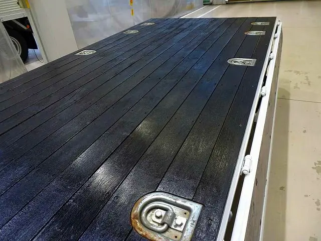 荷台内寸:310×162×36 三方開 床板二重張り 床埋め込みフック3対 リアアオリチェーン2個 鳥居左右LED作業灯2個|いすゞ エルフ TRG-NHS85A(4WD)の写真30