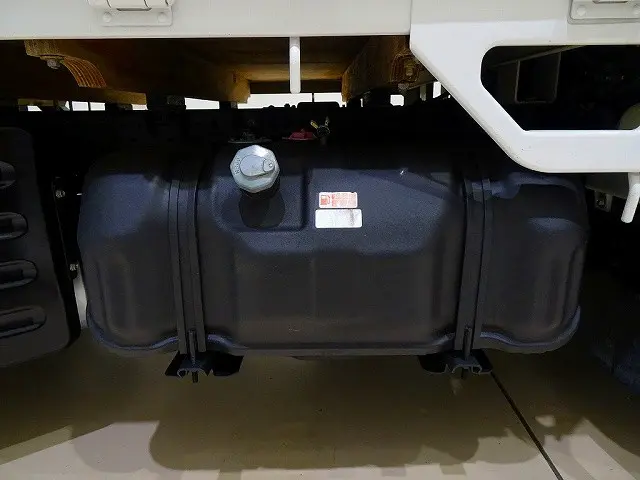 燃料タンク63L タイヤ止め2個 シャーシは 錆止め/マフラー塗装 仕上げに力を入れています。|いすゞ エルフ TRG-NHS85A(4WD)の写真41