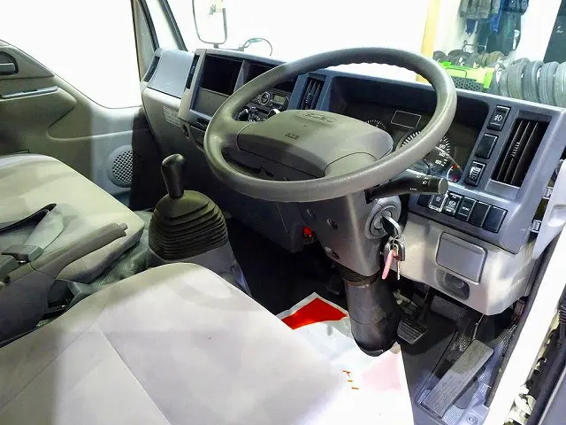 AC　PS　PW　SRS　ABS　キーレス　左電格ミラー　AM/FMラジオ　ETC　ドラレコ　ターボ　排気ブレーキ　HSA　アイドリングストップ　フォグランプ　ASR|いすゞ エルフ TRG-NJR85A(2WD)の写真5