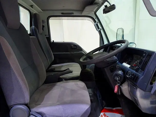 AC　PS　PW　SRS　ABS　キーレス　左電格ミラー　AM/FMラジオ　ETC　ドラレコ　ターボ　排気ブレーキ　HSA　アイドリングストップ　フォグランプ　ASR|いすゞ エルフ TRG-NJR85A(2WD)の写真6