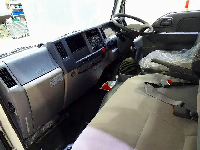 AC　PS　PW　SRS　ABS　キーレス　左電格ミラー　AM/FMラジオ　ETC　ドラレコ　ターボ　排気ブレーキ　HSA　アイドリングストップ　フォグランプ　ASR|いすゞ エルフ TRG-NJR85A(2WD)の写真7