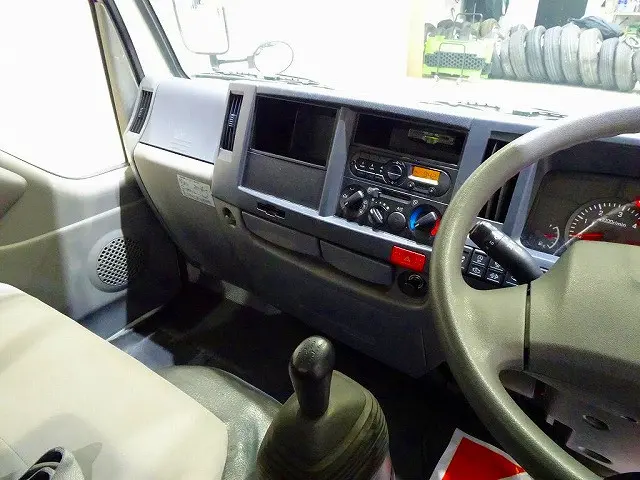 AC　PS　PW　SRS　ABS　キーレス　左電格ミラー　AM/FMラジオ　ETC　ドラレコ　ターボ　排気ブレーキ　HSA　アイドリングストップ　フォグランプ　ASR|いすゞ エルフ TRG-NJR85A(2WD)の写真9