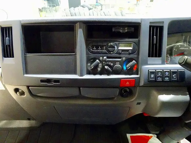 AC　PS　PW　SRS　ABS　キーレス　左電格ミラー　AM/FMラジオ　ETC　ドラレコ　ターボ　排気ブレーキ　HSA　アイドリングストップ　フォグランプ　ASR|いすゞ エルフ TRG-NJR85A(2WD)の写真10