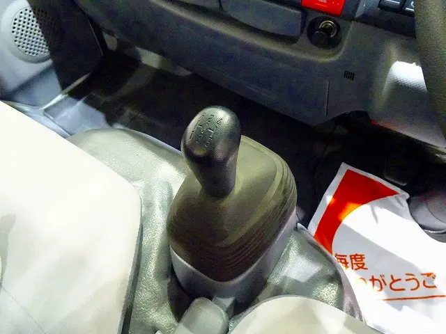 フロア5MT|いすゞ エルフ TRG-NJR85A(2WD)の写真14