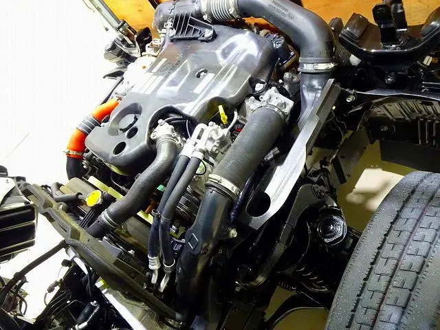 エンジンルーム|いすゞ エルフ TRG-NJR85A(2WD)の写真32