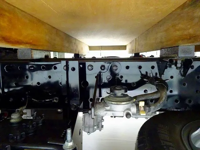 燃料タンク75L　シャーシは 錆止め/マフラー塗装 仕上げに力を入れています。|いすゞ エルフ TRG-NJR85A(2WD)の写真33