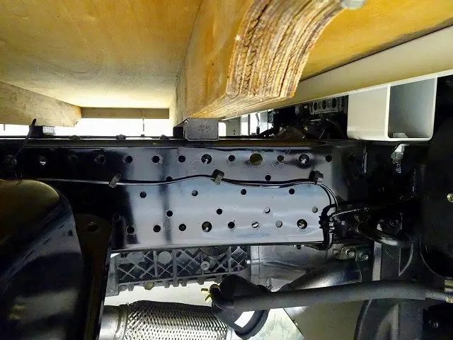 燃料タンク75L　シャーシは 錆止め/マフラー塗装 仕上げに力を入れています。|いすゞ エルフ TRG-NJR85A(2WD)の写真38