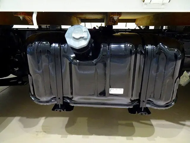 燃料タンク75L　シャーシは 錆止め/マフラー塗装 仕上げに力を入れています。|いすゞ エルフ TRG-NJR85A(2WD)の写真39