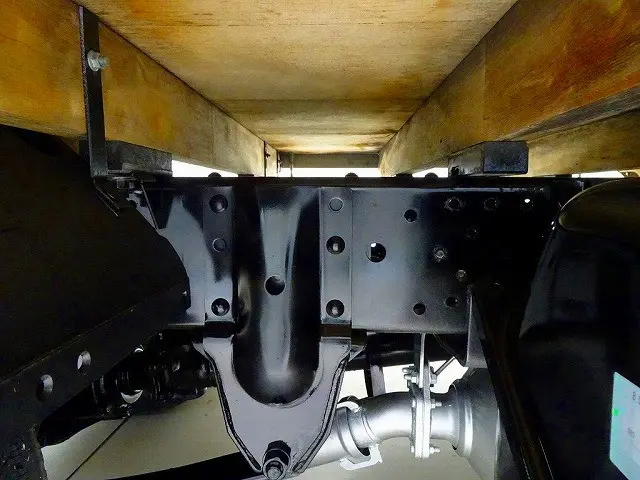 燃料タンク75L　シャーシは 錆止め/マフラー塗装 仕上げに力を入れています。|いすゞ エルフ TRG-NJR85A(2WD)の写真40