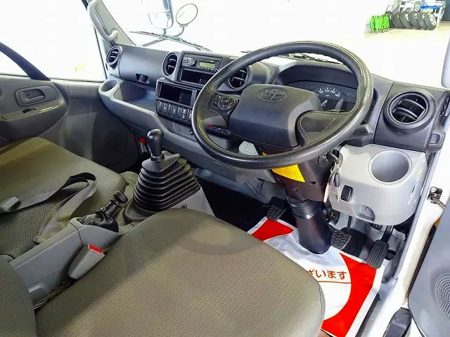 AC PS PW SRS ABS 集中ドアロック Bluetooth ルームミラー式バックモニター ターボ 車線逸脱警報装置 衝突被害軽減ブレーキ フロア6MT|トヨタ ダイナ 2RG-XZU605(2WD)の写真5