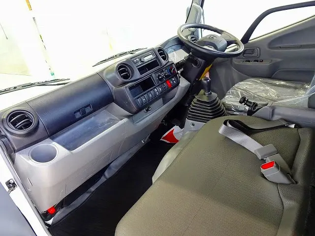 AC PS PW SRS ABS 集中ドアロック Bluetooth ルームミラー式バックモニター ターボ 車線逸脱警報装置 衝突被害軽減ブレーキ フロア6MT|トヨタ ダイナ 2RG-XZU605(2WD)の写真7