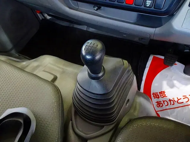 フロア6MT|トヨタ ダイナ 2RG-XZU605(2WD)の写真15