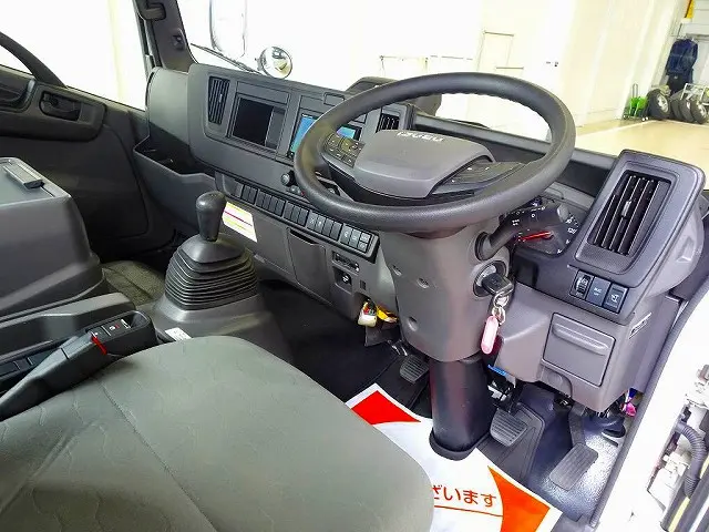 オートAC　PS　PW　SRS　ABS　キーレス　左電格ミラー/ヒーター　社外メモリーナビ/フルセグTV/DVD/Bluetooth(CN-HE02D)　ETC2.0　バックモニター　フロア6MT|いすゞ エルフ 2RG-NPR88AC(2WD)の写真5