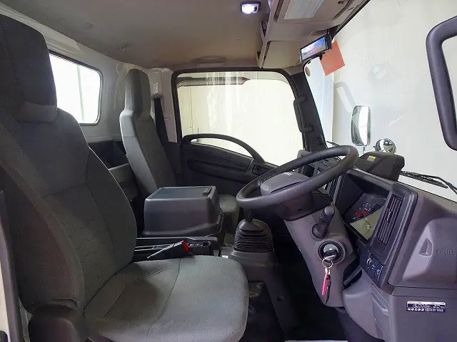 アドブルー　ターボ　排気ブレーキ　車線逸脱警報装置　PCB　アイドリングストップ　フォグランプ　ASR　電動パーキングブレーキ|いすゞ エルフ 2RG-NPR88AC(2WD)の写真6