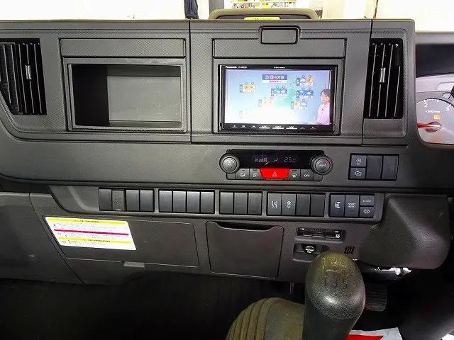 アドブルー　ターボ　排気ブレーキ　車線逸脱警報装置　PCB　アイドリングストップ　フォグランプ　ASR　電動パーキングブレーキ|いすゞ エルフ 2RG-NPR88AC(2WD)の写真11