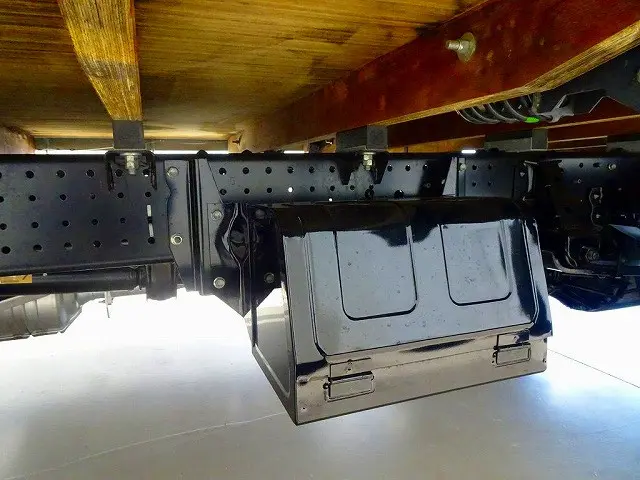 燃料タンク100L　左シャシ中央工具箱　シャーシは 錆止め/マフラー塗装 仕上げに力を入れています。|いすゞ エルフ 2RG-NPR88AC(2WD)の写真39