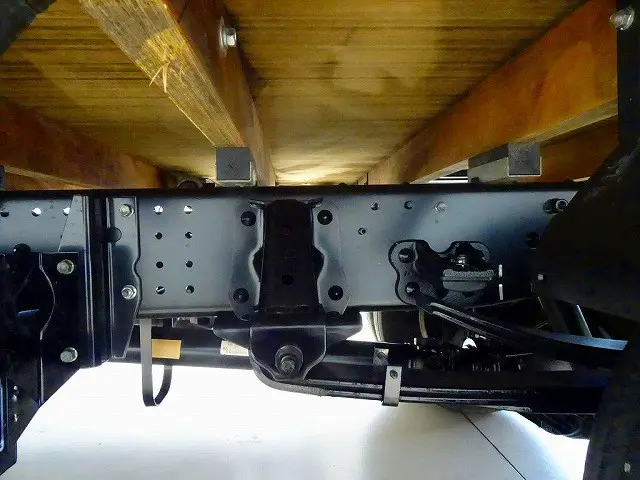 燃料タンク100L　左シャシ中央工具箱　シャーシは 錆止め/マフラー塗装 仕上げに力を入れています。|いすゞ エルフ 2RG-NPR88AC(2WD)の写真40