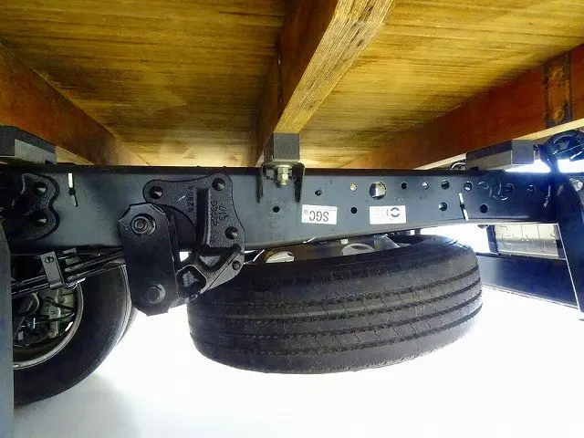 燃料タンク100L　左シャシ中央工具箱　シャーシは 錆止め/マフラー塗装 仕上げに力を入れています。|いすゞ エルフ 2RG-NPR88AC(2WD)の写真41