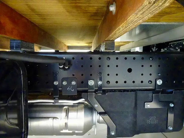 燃料タンク100L　左シャシ中央工具箱　シャーシは 錆止め/マフラー塗装 仕上げに力を入れています。|いすゞ エルフ 2RG-NPR88AC(2WD)の写真44