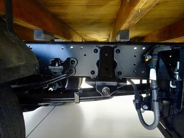 燃料タンク100L　左シャシ中央工具箱　シャーシは 錆止め/マフラー塗装 仕上げに力を入れています。|いすゞ エルフ 2RG-NPR88AC(2WD)の写真46
