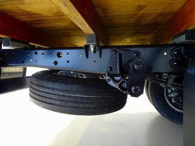 燃料タンク100L　左シャシ中央工具箱　シャーシは 錆止め/マフラー塗装 仕上げに力を入れています。|いすゞ エルフ 2RG-NPR88AC(2WD)の写真47