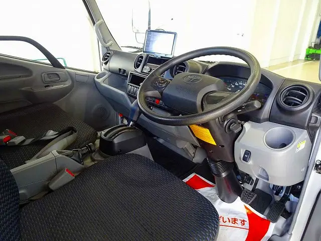 AC　PS　PW　SRS　ABS　キーフリー　左電格ミラー　社外ポータブルナビ/ワンセグTV(CNｰG730D)　ラジオ　ETC　ルームミラー式バックモニター　ドライブレコーダー　フロアAT　2ペダル|トヨタ ダイナ 2KG-XZC605(2WD)の写真5