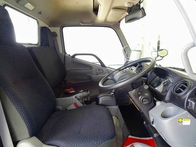 ターボ　排気ブレーキ　車線逸脱警報装置　衝突被害軽減ブレーキ　アイドリングストップ　トラクションコントロール　電動パーキングブレーキ　クリアランスソナー　ハイルーフ|トヨタ ダイナ 2KG-XZC605(2WD)の写真6