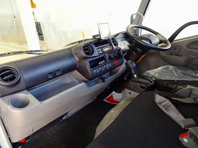 AC　PS　PW　SRS　ABS　キーフリー　左電格ミラー　社外ポータブルナビ/ワンセグTV(CNｰG730D)　ラジオ　ETC　ルームミラー式バックモニター　ドライブレコーダー　フロアAT　2ペダル|トヨタ ダイナ 2KG-XZC605(2WD)の写真7