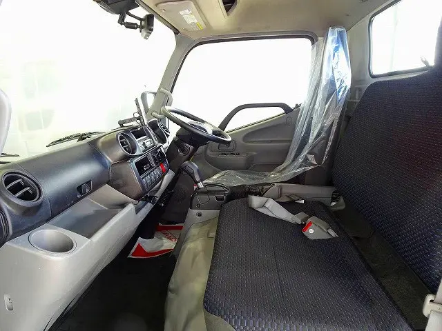 ターボ　排気ブレーキ　車線逸脱警報装置　衝突被害軽減ブレーキ　アイドリングストップ　トラクションコントロール　電動パーキングブレーキ　クリアランスソナー　ハイルーフ|トヨタ ダイナ 2KG-XZC605(2WD)の写真8