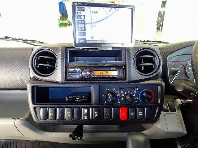 ターボ　排気ブレーキ　車線逸脱警報装置　衝突被害軽減ブレーキ　アイドリングストップ　トラクションコントロール　電動パーキングブレーキ　クリアランスソナー　ハイルーフ|トヨタ ダイナ 2KG-XZC605(2WD)の写真10