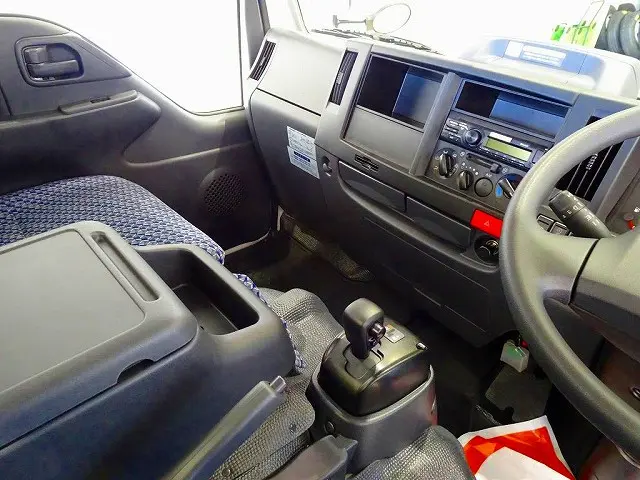 AC PS PW SRS ABS キーレス 左電格ミラー AM/FMラジオ ルームミラー式バックモニター アドブルー フロアAT 2ペダル|いすゞ エルフ 2RG-NHS88A(4WD)の写真9