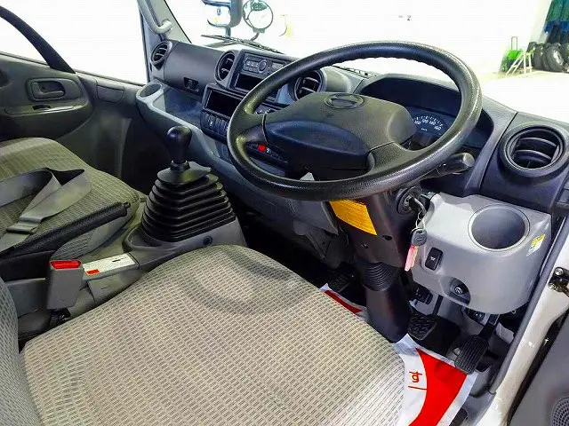 AC　PS　PW　SRS　ABS　集中ドアロック　左電各ミラー　ラジオ　ターボ　排気ブレーキ　ESスタート　車線逸脱警報装置　PCS　フォグランプ　TRC　室内LED灯　|日野 デュトロ TKG-XZU675M(4WD)の写真5