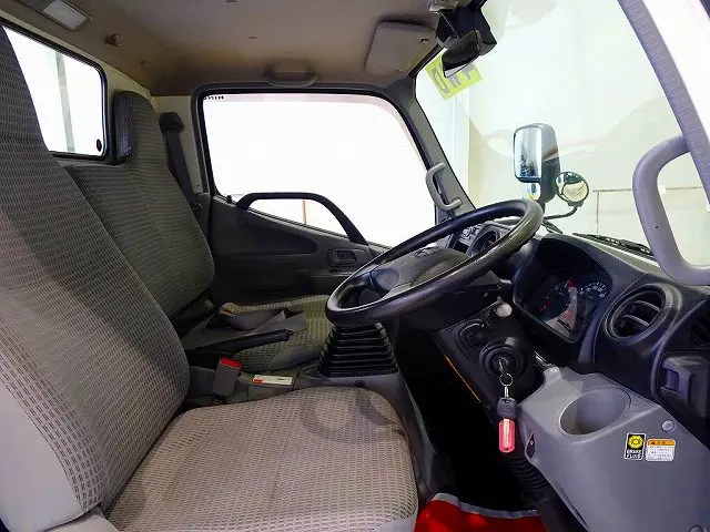 AC　PS　PW　SRS　ABS　集中ドアロック　左電各ミラー　ラジオ　ターボ　排気ブレーキ　ESスタート　車線逸脱警報装置　PCS　フォグランプ　TRC　室内LED灯　|日野 デュトロ TKG-XZU675M(4WD)の写真6